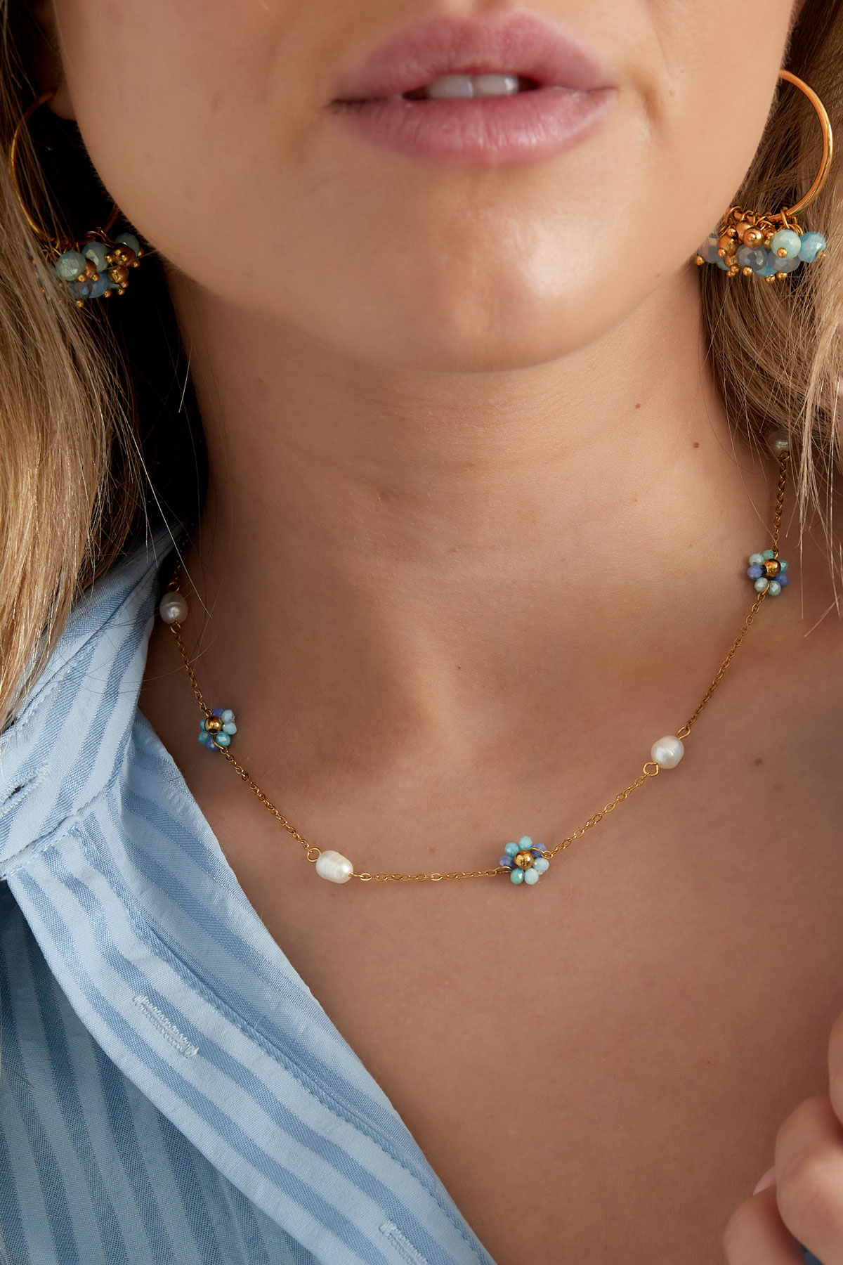 Halskette mit Blumen- und Perlenanhängern – Gold  h5 Bild3